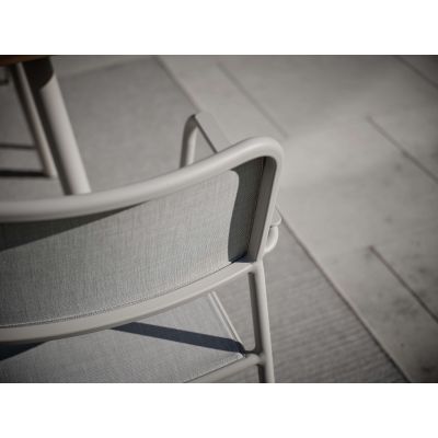 Nahaufnahme der Rückenlehne eines Gartenstuhls von hinten