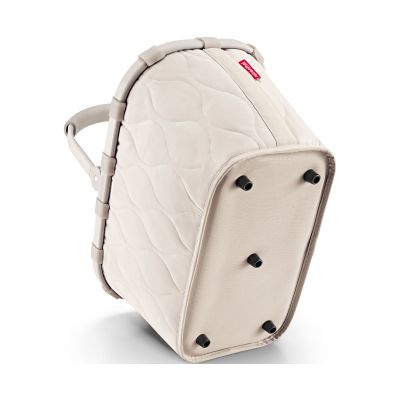 Einkaufskorb von Reisenthel, Modell Carrybag, in hellem Steinbeige mit Steppstruktur, schräg von unten mit sichtbaren Standfüßen