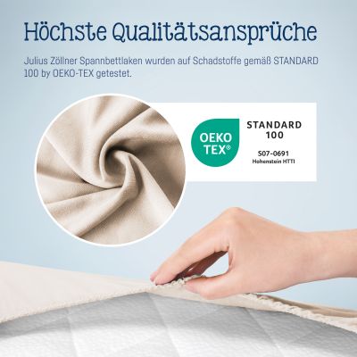 Shellfarbenes Julius Zöllner Spannbettlaken mit OEKO-TEX STANDARD 100 Logo, Nahaufnahme der Stoffstruktur und einer Hand, die das Laken über eine Matratze zieht