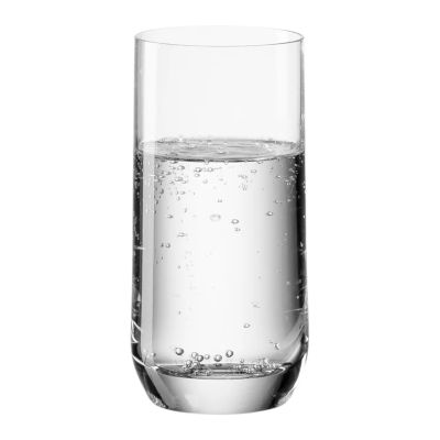 Hohes Trinkglas mit klarem sprudelndem Wasser und sichtbaren Luftblasen