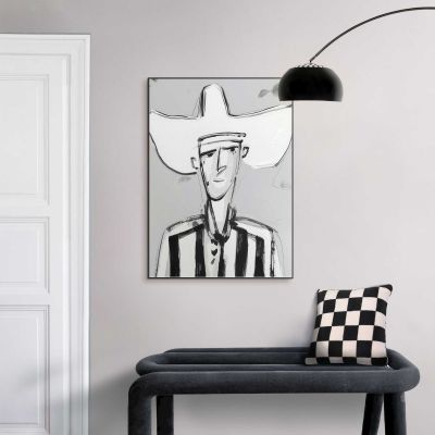 Das Wandbild „Modern Cowboy“ in Schwarz-Weiß, 50 × 70 cm, hängt in einem eingerichteten Wohnraum und zeigt die Größenwirkung an der Wand.