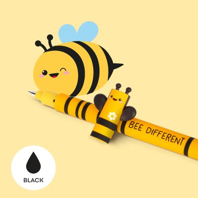 Gelb-schwarzer löschbarer Gelstift im Bienen-Design, mit sichtbarer Schreibspitze, abgenommener Bienenkappe und großem Bienenmotiv auf gelbem Hintergrund gezeigt.