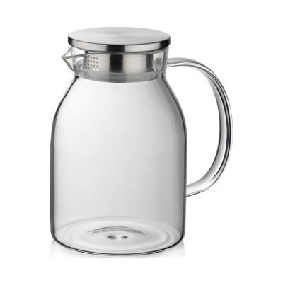 Transparente Universalkanne aus Glas mit seitlichem Henkel und silberfarbenem Deckel vor weißem Hintergrund