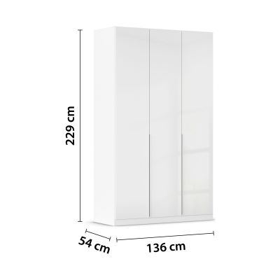Weißer Drehtürenschrank in Hochglanz mit drei Türen und den Maßen 136 cm Breite, 229 cm Höhe und 54 cm Tiefe