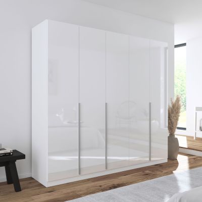 Moderner weißer Drehtürenschrank in Hochglanz mit fünf Türen in einem hell eingerichteten Schlafzimmer