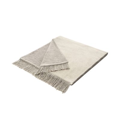 Gefalteter Sofaschoner S&P natur in Beige, ca. 50 x 200 cm, mit Fransen an der kurzen Seite.