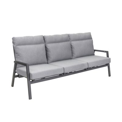 Gartensofa mit drei Sitzplätzen und Polsterauflagen vor weißem Hintergrund