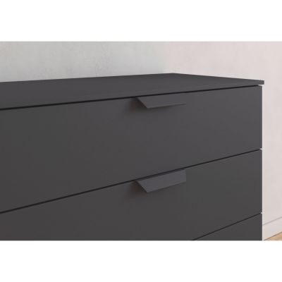 Detailaufnahme der integrierten Griffleiste an einer Schublade der anthrazitfarbenen Kommode