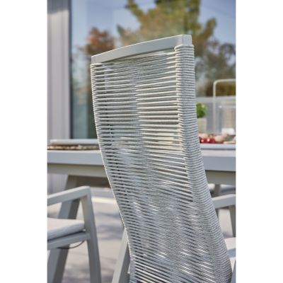 Rückenlehne eines Gartenstuhls mit Geflechtstruktur