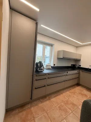 Blick auf Kühlschrank und Arbeitsfläche der Schüller Küche