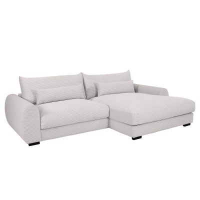 Schrägansicht des weißen Cordsofas mit breiter Ottomane rechts, gepolsterten Sitzflächen, losen Rückenkissen und Kunststofffüßen in Wenge Schwarz