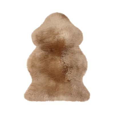 Camelfarbenes Lammfell in warmem Hellbraun, mit rundlichen Seiten und dichter Haarstruktur auf weißem Hintergrund.