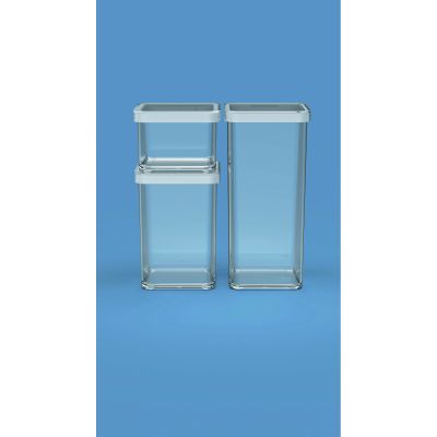 Zwei transparente Aufbewahrungsboxen mit Deckeln vor blauem Hintergrund