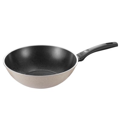 Runder Wok mit tiefem Pfannenkörper und langem Griff, Serie Ledro von Ballarini, in Beige, Ø 28 cm, freigestellt auf weißem Hintergrund.