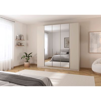 Champagnerfarbener Kleiderschrank mit Spiegeltüren in einem hellen Schlafzimmer mit Holzfußboden und moderner Einrichtung