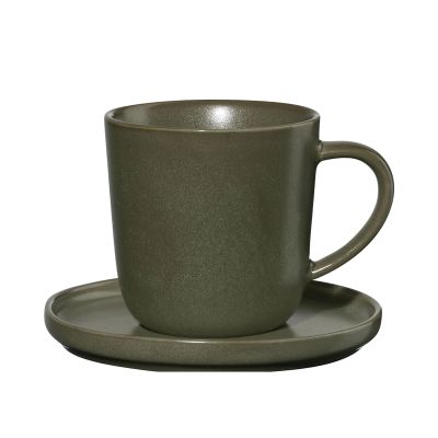 Espressotasse mit Unterteller der Serie Coppa, Farbe Grün, freigestellt auf hellem Hintergrund.