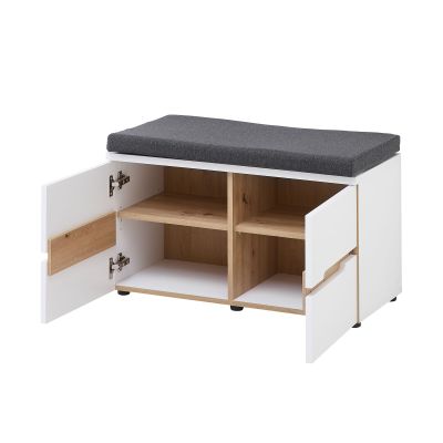 Sitzbank in Weiß mit geöffneten Türen, innen mit mehreren Fächern und Ablagen aus Holzoptik sichtbar.