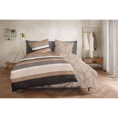 Bett mit braun-grau gestreifter Bettwäsche; ein geometrisch gemustertes Kissen und die abweichende Wendeseite sind sichtbar; Größe 135 x 200 cm.
