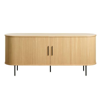 Rechteckiges Sideboard mit heller Holzoberfläche, Lamellenfront und schwarzen Metallfüßen, frontal aufgenommen.