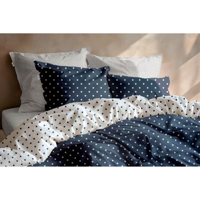 Bettwäsche Punta di Cotone in Maritime Blue, 135 x 200 cm: Nahansicht der bezogenen Bettdecke und Kissen auf einem Bett mit Punktmuster und kontrastierender Wendeseite.