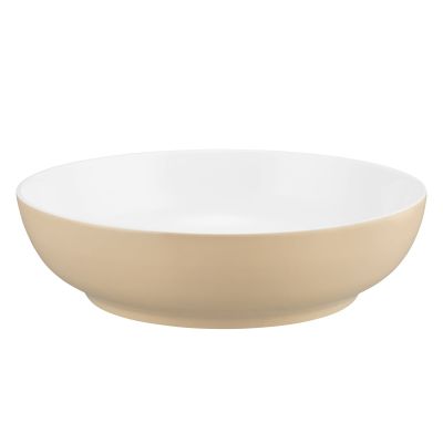 schräge Ansicht von vorn: Schale in Beige und Weiß. Erkennbar: flache runde Form mit beiger Außenseite und weißem Innenraum.