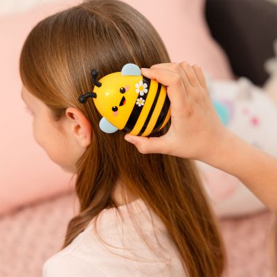 Haarbürste – Biene von Legami: Frau bürstet mit der Bienenbürste die Haare eines Kindes.