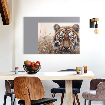Das Wandbild „Hunting Tiger“ in Braun, 60 × 90 cm, hängt in einem eingerichteten Wohnraum und zeigt die Größenwirkung an der Wand.