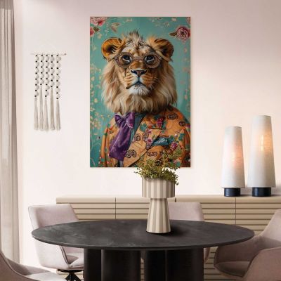 Das Wandbild „Dandy Lion Portrait“ in Mehrfarbig, 90 × 60 cm, hängt in einem eingerichteten Wohnraum und zeigt die Größenwirkung an der Wand.