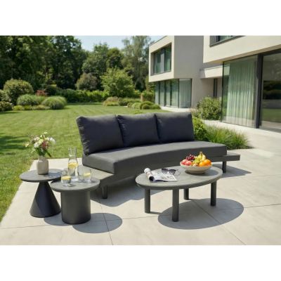 Runder Gartentisch auf einer Terrasse mit Sitzmöbeln im Außenbereich