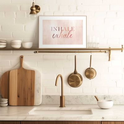 Das Wandbild „Inhale Exhale“ in Beige, 20 × 30 cm, hängt in einem eingerichteten Wohnraum und zeigt die Größenwirkung an der Wand.