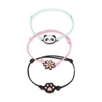 Drei Armbänder mit Panda- und Blumenanhängern, mit drei Armbändern locker überlappend gezeigt.