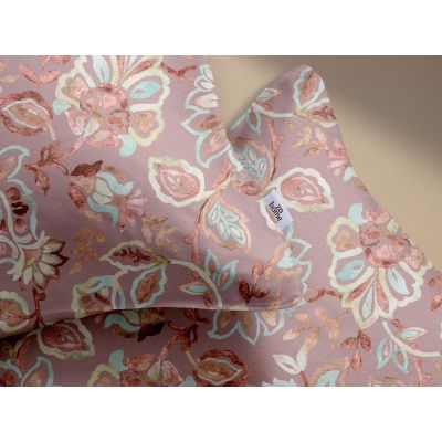 Bettwäsche Franca in Pink, 135 x 200 cm: Nahaufnahme des Stoffes mit ornamentalem Blumenmuster in Rosa-, Rot-, Beige- und Türkistönen.