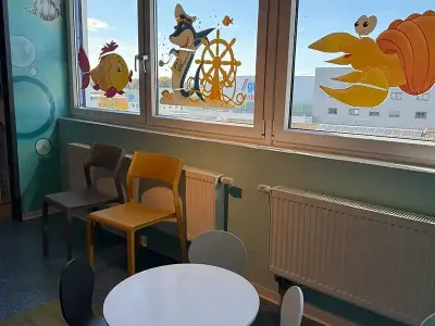 Bunt dekorierte Fenster im Kinderland