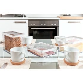 Transparente Vorratsdose mit Gebäck auf einem Tisch neben Geschirr und Getränken