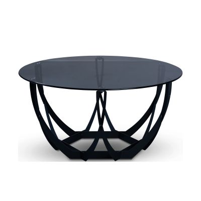 Moderner runder Couchtisch mit dunkler Glasplatte und kunstvoll gebogenem schwarzen Metallgestell in geometrischer Form, vor weißem Hintergrund fotografiert