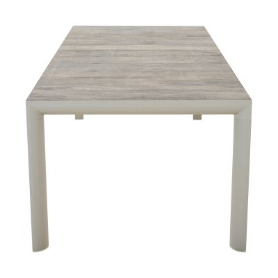 Gartentisch mit grauer Tischplatte aus Holzoptik-Elementen mit minimalem Abstand und hellgrauem Gestell, frontal aufgenommen.