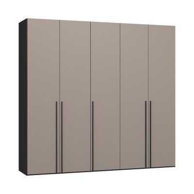 Mehrtüriger Kleiderschrank mit glatten Fronten und langen Griffleisten in Frontalansicht