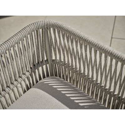 Detailaufnahme der geflochtenen Rückenlehne mit Blick auf die gepolsterte Sitzfläche von oben