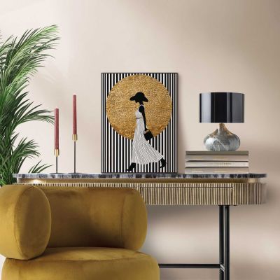 Das Wandbild „Walking Lady Stripes“ in Schwarz-Weiß, 30 × 40 cm, hängt in einem eingerichteten Wohnraum und zeigt die Größenwirkung an der Wand.