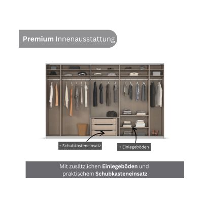 Innenansicht eines Kleiderschranks mit Kleiderstangen, Einlegeböden und Schubkasteneinsatz hinter Glas-Schiebetüren