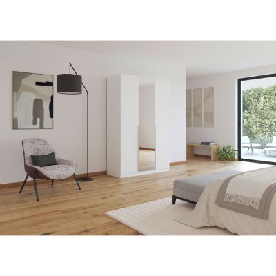 Weißer Kleiderschrank mit Spiegeltür in einem hellen Schlafzimmer mit Holzfußboden und moderner Einrichtung