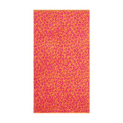 Duschtuch in der Farbe Pink mit Leopardenmuster in kräftigem Pink und Orange, flach und vollständig auf weißem Hintergrund gezeigt.