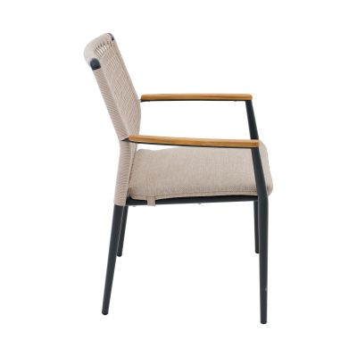 Stuhl mit beige-grauem Sitzpolster und Seilgeflecht-Rückenlehne, seitlich aufgenommen.