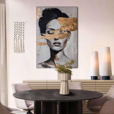 Das Wandbild „Stylish Lady Gold“ in Schwarz, 60 × 90 cm, hängt in einem eingerichteten Wohnraum und zeigt die Größenwirkung an der Wand.