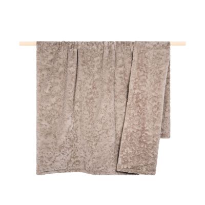 Beige Decke Flair, 160 × 190 cm, mit dicht strukturierter Plüschoberfläche, über einer Holzstange drapiert.