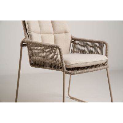 Nahaufnahme des hellen Polsters eines Dining Chairs mit Gestell in Champagnerfarbe