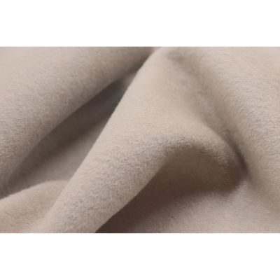 Detail der Wohndecke CottonSense palisade mit glatter taupefarbener Stofffalte und weicher Oberfläche.