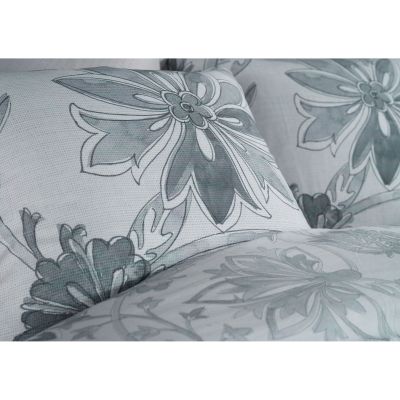 Bettwäsche Neva in Grey, 135 x 200 cm: Nahaufnahme des Stoffes mit großen grauen Blumen- und Blättermotiven.