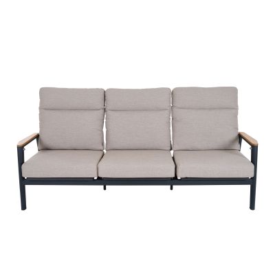 Sofa mit drei Sitzflächen, hellbeigen Sitz- und Rückenpolstern, schwarzem Metallgestell und Holz-Armlehnen.