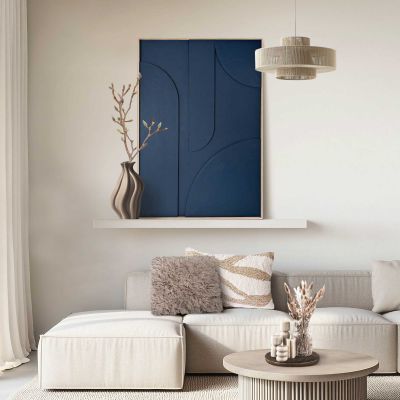 Das Wandbild „Saturn - blue“ in Blau, 70 × 100 cm, hängt in einem eingerichteten Wohnraum und zeigt die Größenwirkung an der Wand.